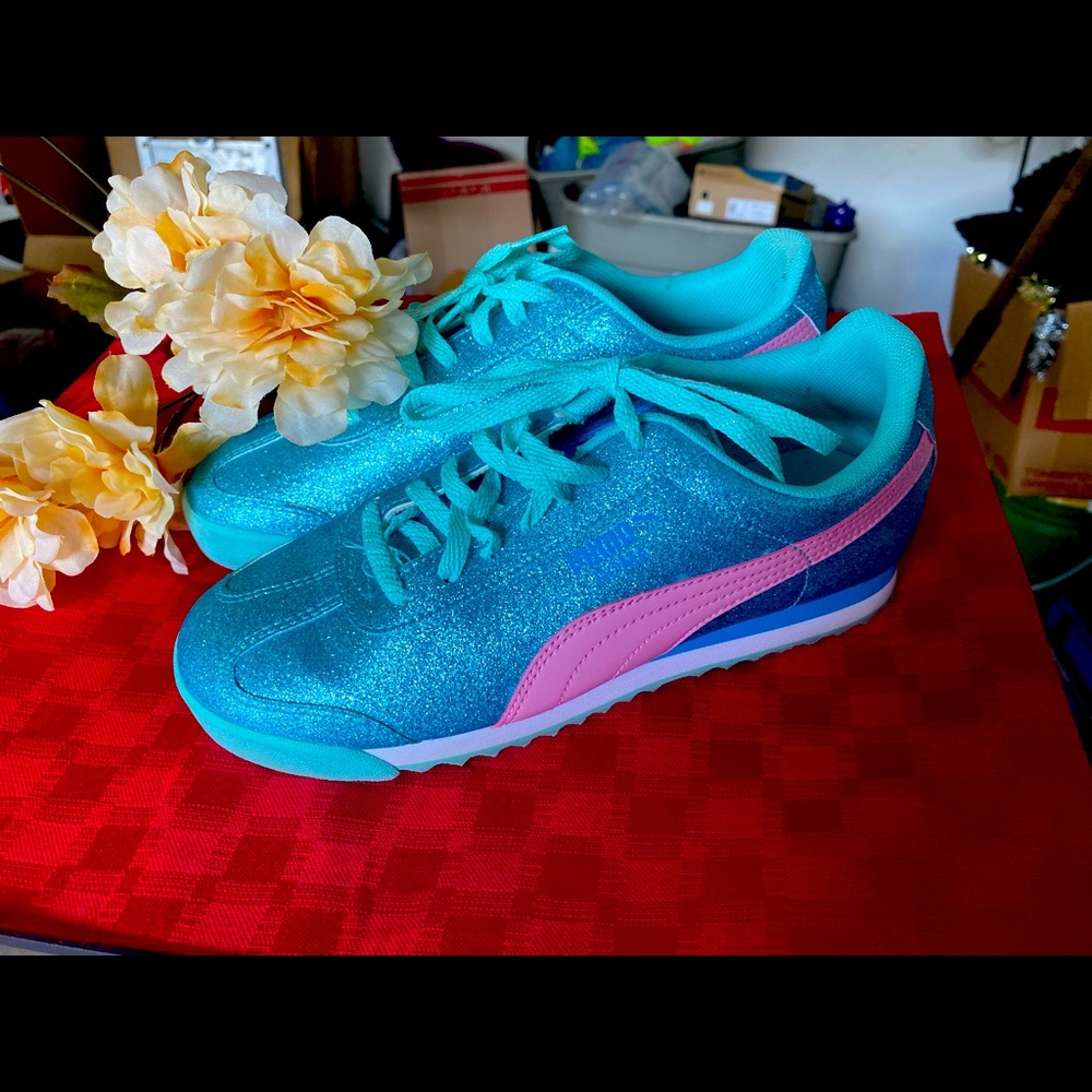Turquoise and pink puma’s